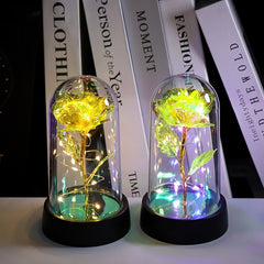 Rosa artificial luminosa decorativa en cúpula de plástico